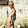 kind met rebozo sjaal oranje