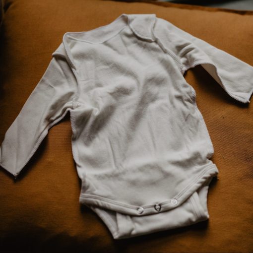 witte romper met gele achtergrond