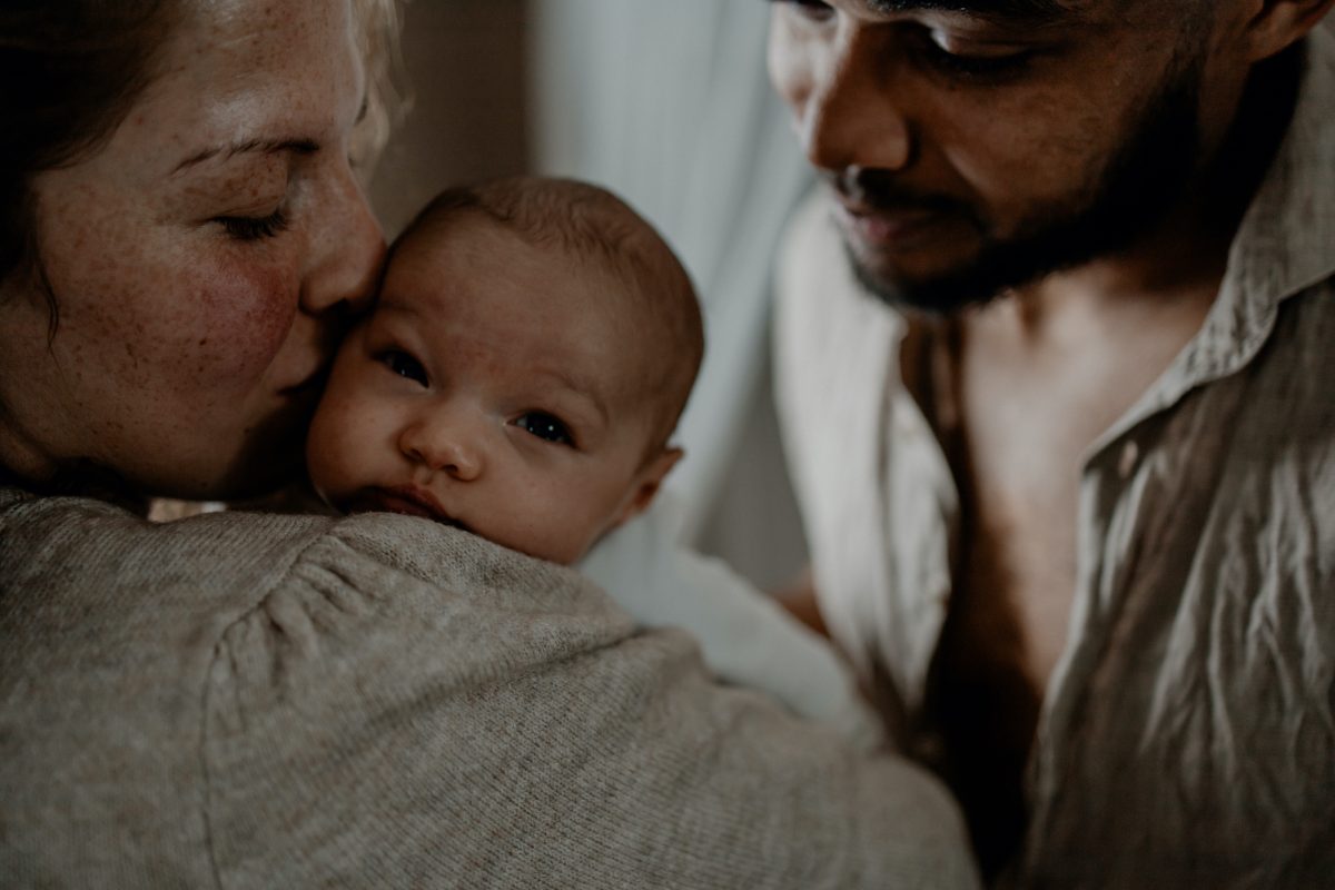 baby bij vader en moeder