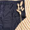 detail kant zwarte onderbroek